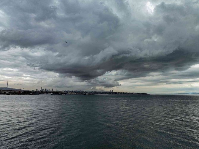 İ̇stanbul’u Kara Bulutlar Kapladı