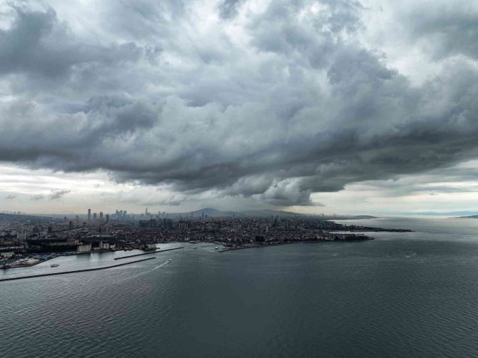 İ̇stanbul’u Kara Bulutlar Kapladı