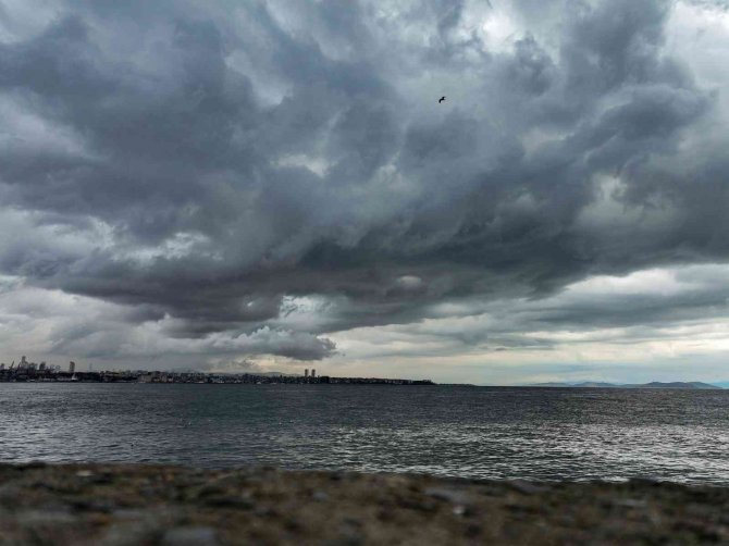 İ̇stanbul’u Kara Bulutlar Kapladı