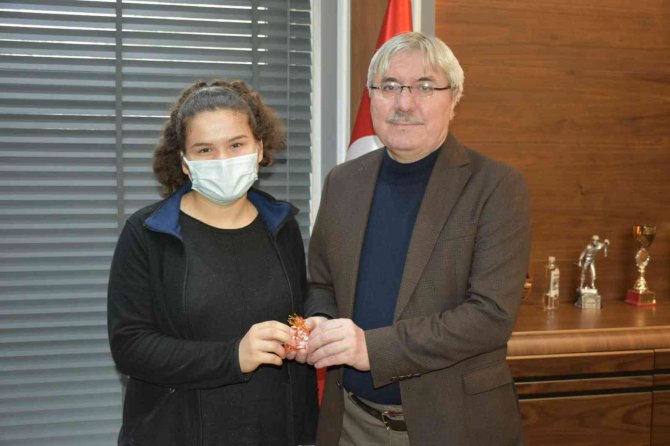 İ̇vrindi Belediyesi’nden "Resimlerde İ̇vrindi" Yarışmasında Dereceye Girenlere Ödül