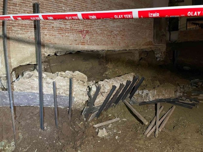İ̇zmir’de Bir İnşaatın Temel Kazısı Esnasında Yan Binada Kayma Oluştu, 1 Apartman Tedbir Amaçlı Boşaltıldı