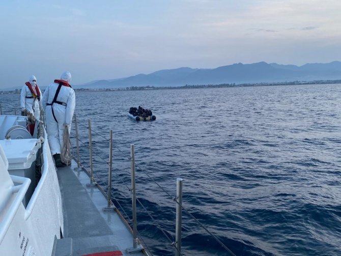 İ̇zmir Açıklarında 76 Düzensiz Göçmen Kurtarıldı