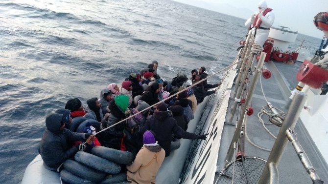 İ̇zmir Açıklarında 76 Düzensiz Göçmen Kurtarıldı