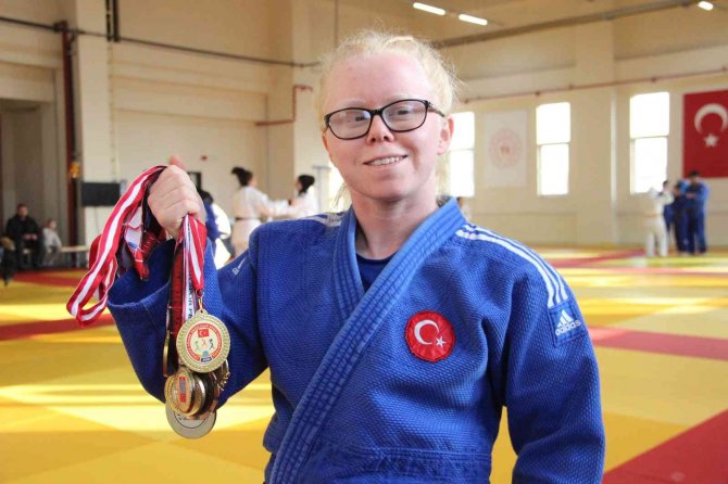 Albino Hastası Cahide’nin Judo Sporunda 7 Yıldır Sırtı Yere Gelmiyor