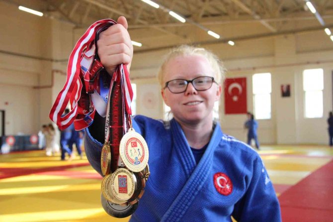 Albino Hastası Cahide’nin Judo Sporunda 7 Yıldır Sırtı Yere Gelmiyor