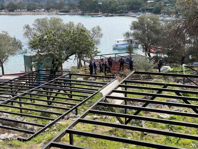 Turizm Merkezi Kaş’ta Kaçak Yapılar Yıkıldı