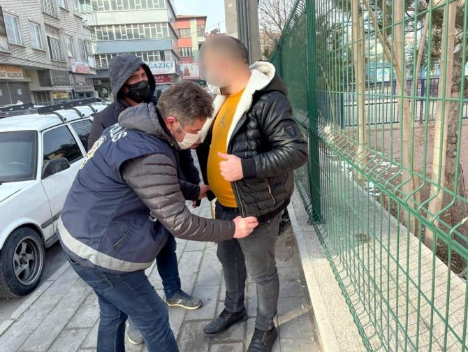 Aranan 2 Şahıs Yakalandı
