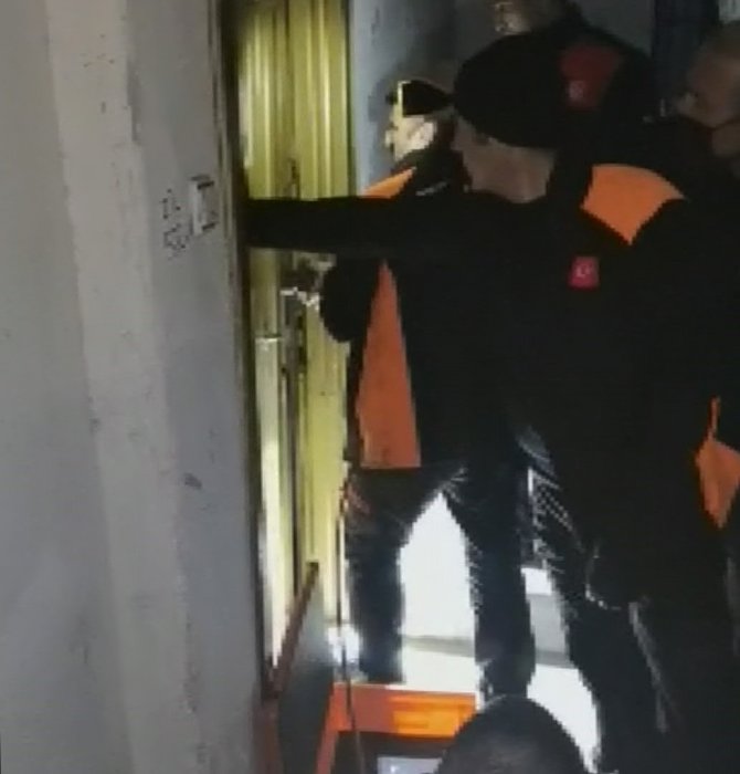 Üzerine Soba Düşerek Yaralanan Adamı Ekipler Kurtardı