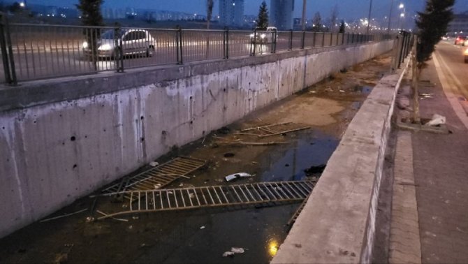 Kontrolden Çıkan Otomobil Kanala Uçtu: 2 Yaralı