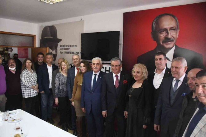 Chp’ye Geçen Kemer Belediye Başkanı Topaloğlu, Partililerle Buluştu