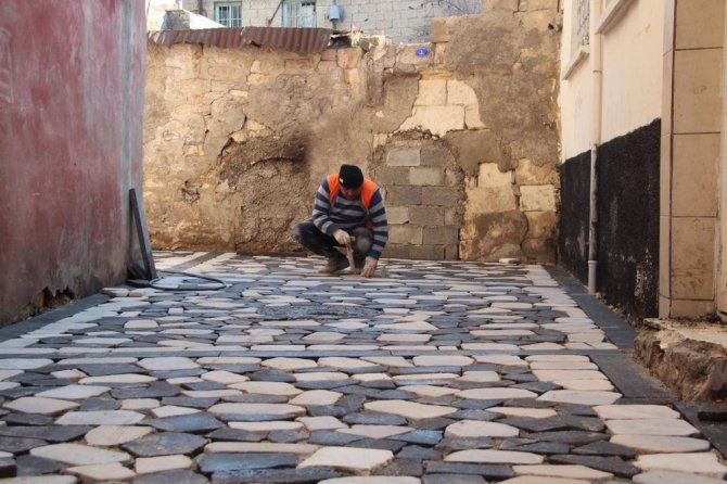 Kilis’in Tarihi Dar Sokakları Bazalt Taşı Döşeniyor