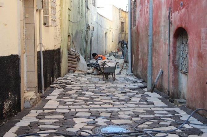 Kilis’in Tarihi Dar Sokakları Bazalt Taşı Döşeniyor
