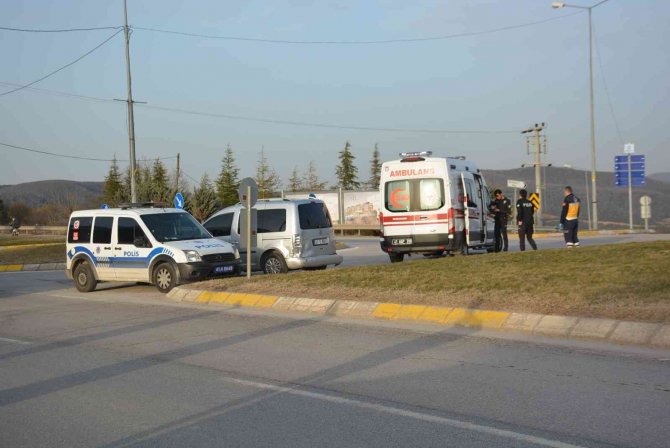 Hafif Ticari Araç İle Otomobil Çarpıştı: 2 Yaralı