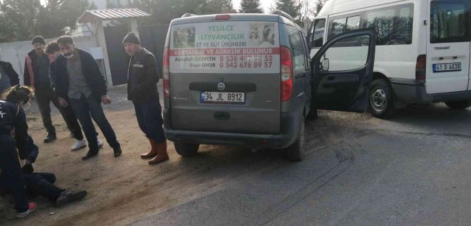 Minibüs İle Hafif Ticari Araç Çarpıştı: 1 Yaralı