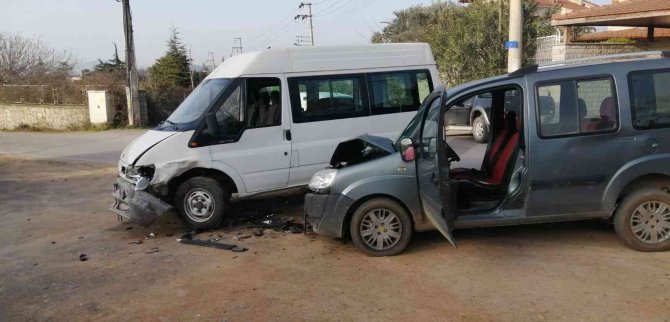 Minibüs İle Hafif Ticari Araç Çarpıştı: 1 Yaralı