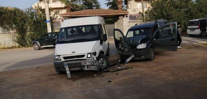 Minibüs İle Hafif Ticari Araç Çarpıştı: 1 Yaralı