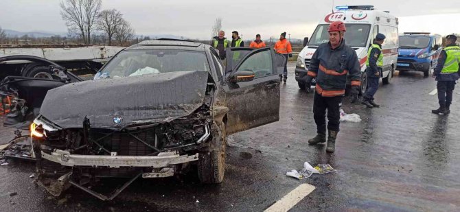 Kmo’da Lüks Araçlar Çarpıştı: 4 Yaralı