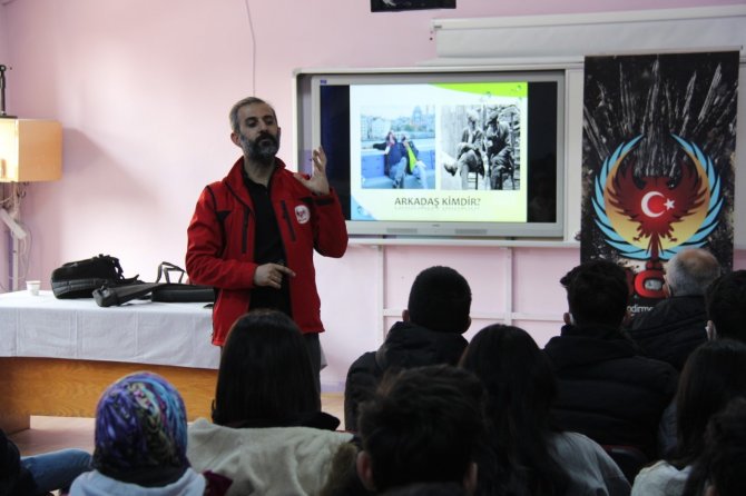 Polisten Öğrencilere ’’Terörden Uzak Kalsın’’ Mesajı