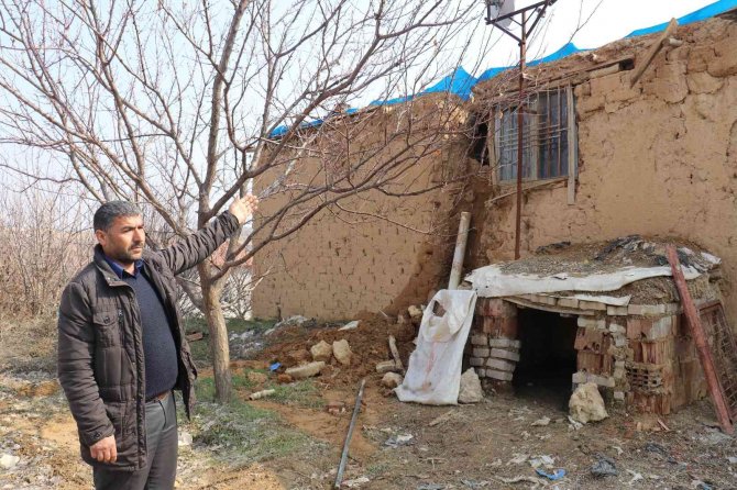 Eriyen Kar Sonrası Kerpiç Evin Duvarı Çöktü