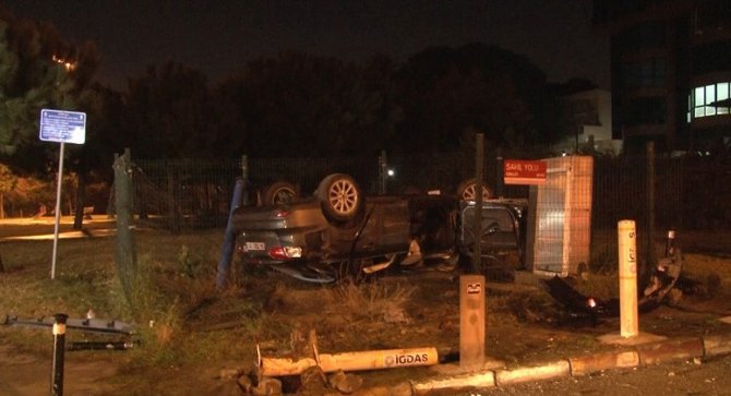 Maltepe’de Takla Atan Otomobil Doğalgaz Kutularına Çarptı, 1 Kişi Yaralandı