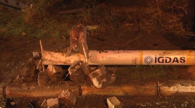 Maltepe’de Takla Atan Otomobil Doğalgaz Kutularına Çarptı, 1 Kişi Yaralandı