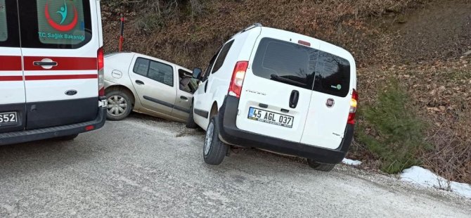Otomobil İle Kamyonet Kafa Kafaya Çarpıştı: 4 Yaralı