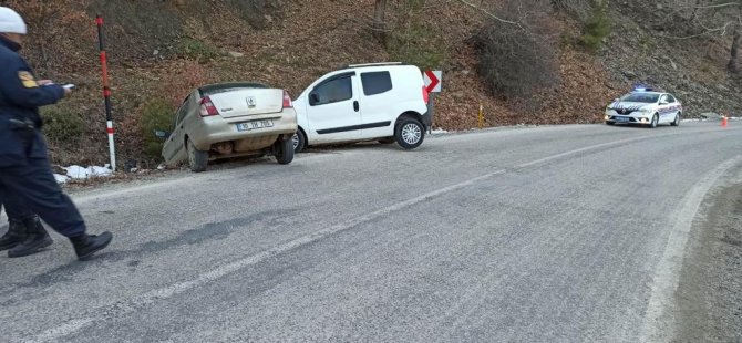 Otomobil İle Kamyonet Kafa Kafaya Çarpıştı: 4 Yaralı