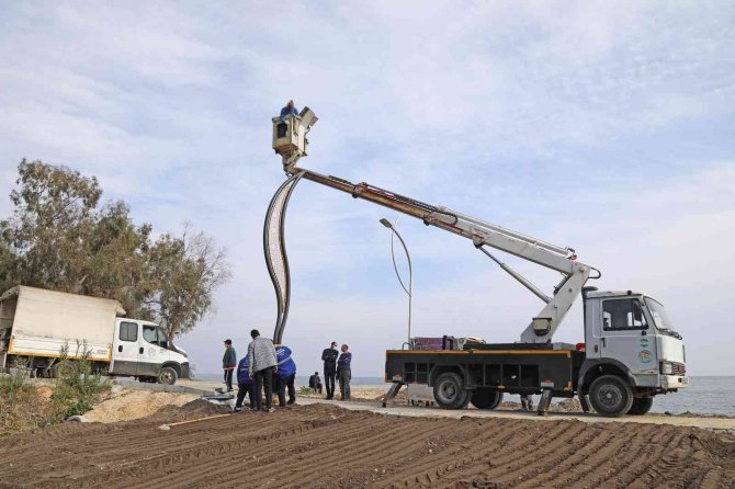 Mezitli Sahilinde Aydınlatma Çalışmaları Başladı