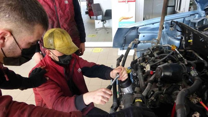 Mesleki Eğitim Programı İle Hem İş Öğreniyor Hem De Diploma Alıyorlar