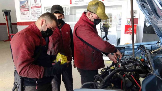 Mesleki Eğitim Programı İle Hem İş Öğreniyor Hem De Diploma Alıyorlar