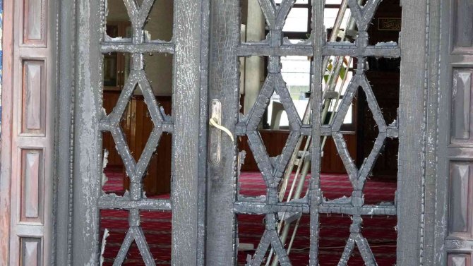 Osmaniye’de Tarihi Caminin Kapısını Yaktılar