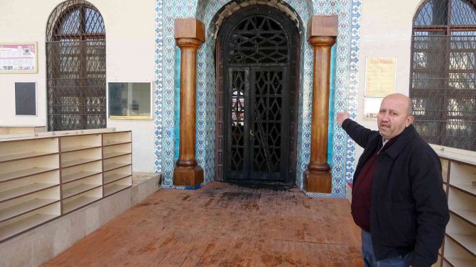 Osmaniye’de Tarihi Caminin Kapısını Yaktılar