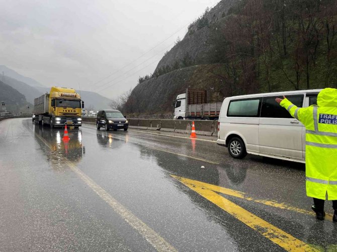 Kontrolden Çıkan Tır Refüje Çarptı: D-650 Karayolunda Trafik Durma Noktasına Geldi