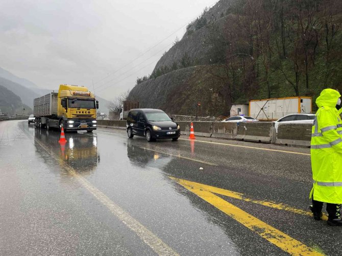 Kontrolden Çıkan Tır Refüje Çarptı: D-650 Karayolunda Trafik Durma Noktasına Geldi