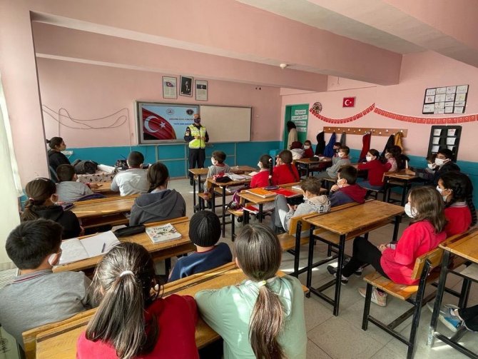 Öğrencilere Trafik Eğitimi Verildi