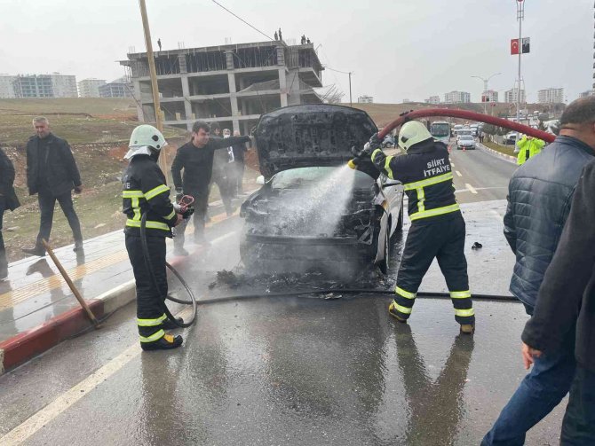 Siirt’te Seyir Halindeki Araç Alev Alev Yandı