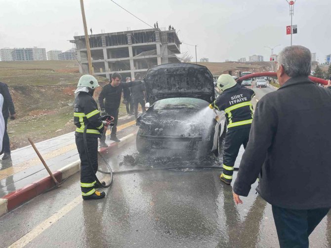 Siirt’te Seyir Halindeki Araç Alev Alev Yandı