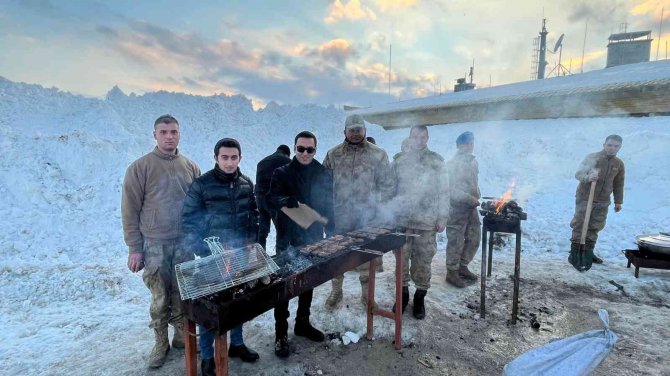 Pkk’nın Sözde İkinci Kandil Dediği Kato Dağı’nda Mehmetçikle Mangal Keyfi