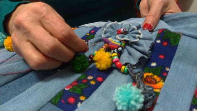 Tasarımları İle Atık Malzemeleri Giysi Ve Aksesuara Dönüştürüyor