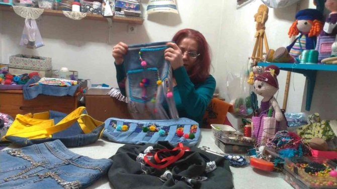 Tasarımları İle Atık Malzemeleri Giysi Ve Aksesuara Dönüştürüyor