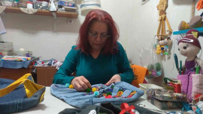 Tasarımları İle Atık Malzemeleri Giysi Ve Aksesuara Dönüştürüyor