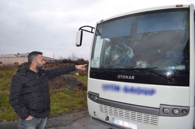 Taşlı Saldırganlar Dehşet Saçtı, İşçi Servisinin Camları Kırıldı: 1 Yaralı
