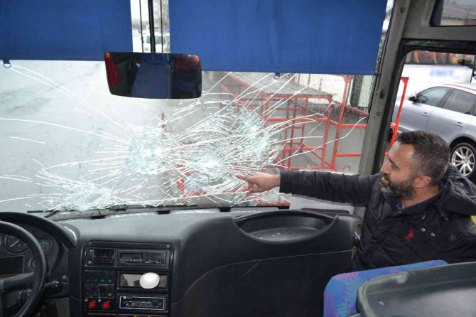 Taşlı Saldırganlar Dehşet Saçtı, İşçi Servisinin Camları Kırıldı: 1 Yaralı