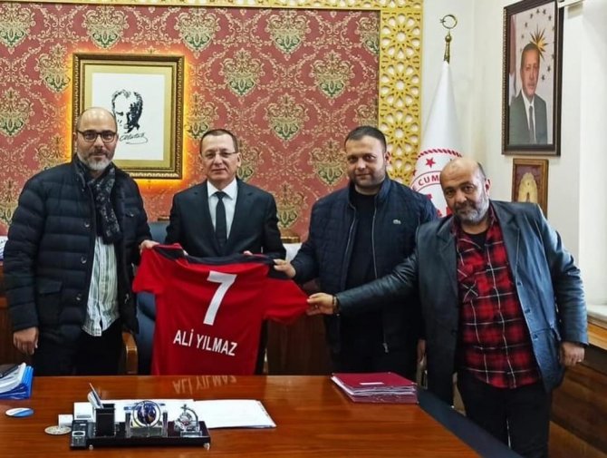 Turgutluspor’dan Kaymakam Yılmaz’a Forma