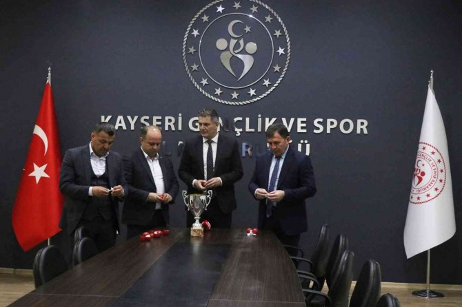 Mahallede Maç Var