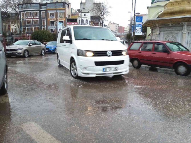 Bandırma’da Sağnak Yağış Etkili Oluyor