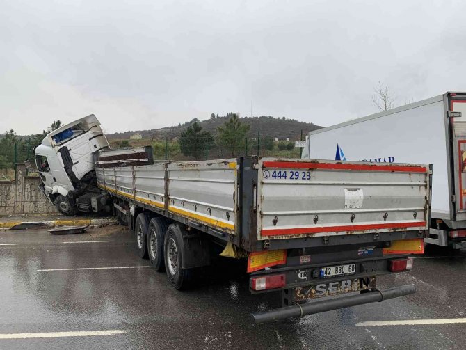Tuzla’da, Kontrolden Çıkan Tır Jandarma Komutanlığının Duvarına Çarptı
