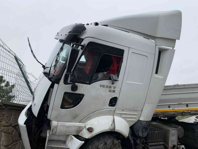 Tuzla’da, Kontrolden Çıkan Tır Jandarma Komutanlığının Duvarına Çarptı