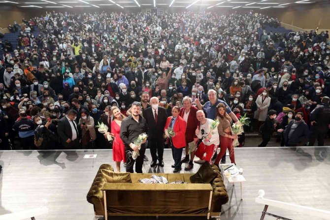 Yenimahalleliler Tiyatro Festivali’nde Buluştu