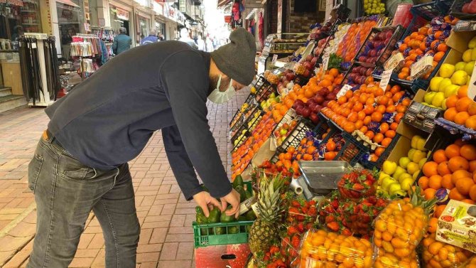 Kiloyla Değil Adetle Satılıyor; Kadınlar Yemek Yerine Maske İçin Alıyor